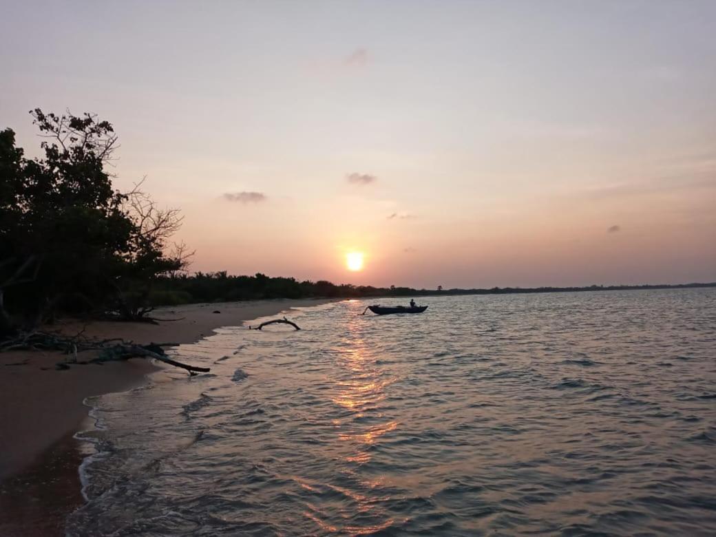 Giman Free Beach Resort Passikudah Exteriör bild